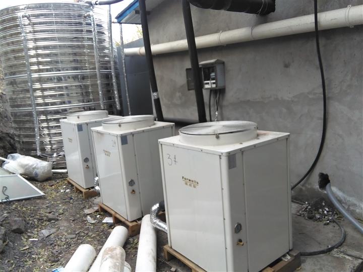 空氣能熱水器工程為什么要設(shè)置定溫度補水？